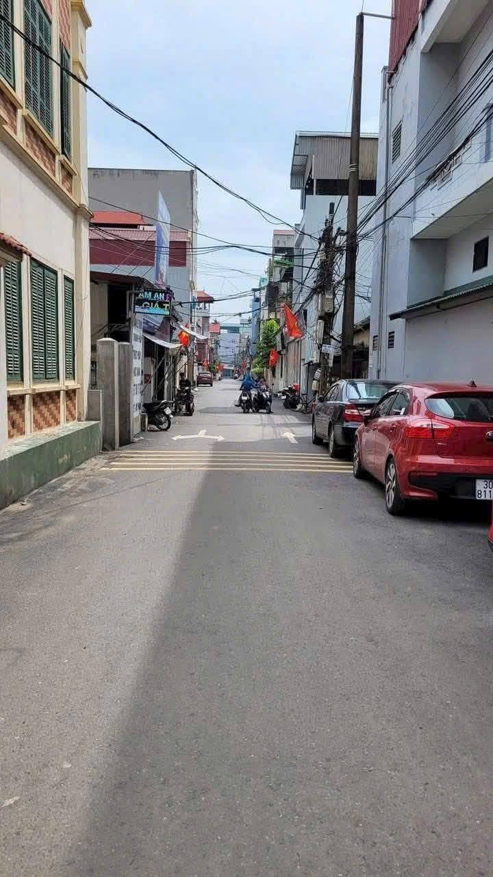 Cần bán 50m đất tại thôn tân hà duyên hà , gần trục chính đông mỹ , ô tô đỗ ngày đêm , tài chính hơn 5 tỷ  lh zalo 0975803080